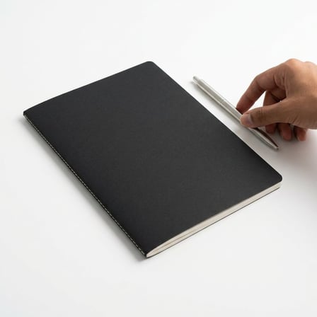 Terzi Dikişli Not Defteri – 42 Yaprak (84 Sayfa), 110 gr. Kağıt – Terzi Dikişli Not Defteri, Ofis ve Günlük Kullanım İçin İdeal (Siyah, A5: 14,8 × 21 cm (5.83 × 8.27 inç), Çizgisiz)