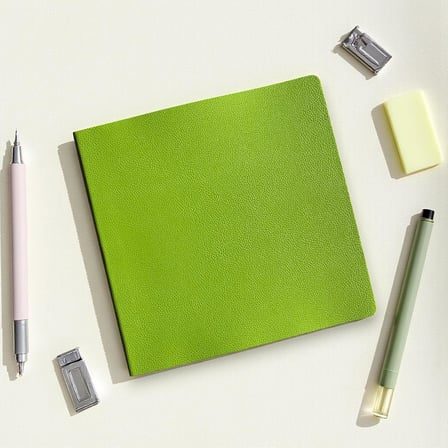 Defter, Çizgisiz Not Defteri – PU Deri Not Defteri – 16,5x16,5 cm, 96 Yaprak (192 Sayfa), 90 gr Ivory Kağıt, Esnek Kapak, Ofis ve Kırtasiye (Fıstık Yeşili)