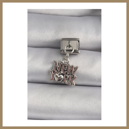 Bezos 316L Çelik Gümüş Renk Sallantı New York Yazı Model Nomination Charm 22