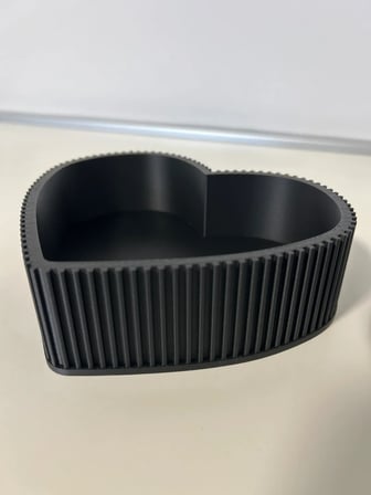 Bezos 3D Baskı Kalp Şeklinde Kapaklı Saklama Kutusu Dikey Çizgi Dokulu Mat Siyah Takı ve Hediye Kutusu 22