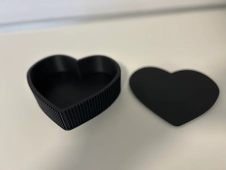 Bezos 3D Baskı Kalp Şeklinde Kapaklı Saklama Kutusu Dikey Çizgi Dokulu Mat Siyah Takı ve Hediye Kutusu 22