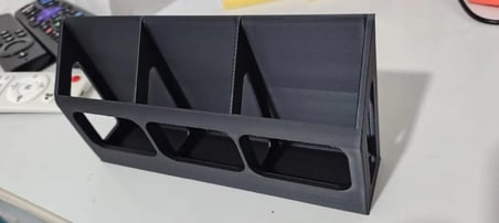 Bezos 3D Baskı Duvar Tipi Üç Bölmeli Kumanda Tutucu Bantla Monte Yatak Başı Kumanda Askısı Siyah 22