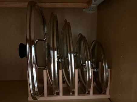 Bezos 3D Baskı Tencere Kapak Rafı 5 Kapaklı Dolap İçi Kapak Düzenleyici Yuvalı Kapak Standı Bej 22
