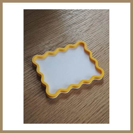 Bezos 3D Baskı Dalgalı Kenarlı İki Renkli Mini Tepsi Masaüstü Organizer Takı ve Anahtar Tepsisi 15 cm - Sarı Beyaz 22