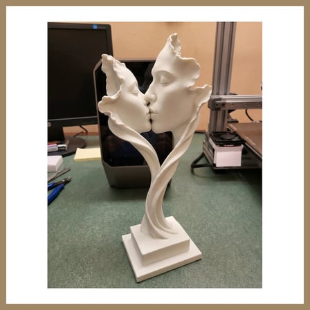 Bezos 3D Baskı Öpüşen Çift Heykeli Çiçek Yapraklı Soyut Aşk Heykeli Masaüstü Dekoratif Obje Beyaz 22