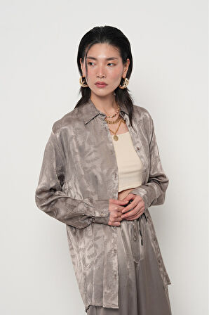 KADIN DESENLİ GRİ RENK OVERSİZE GÖMLEK