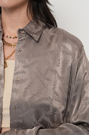 KADIN DESENLİ GRİ RENK OVERSİZE GÖMLEK