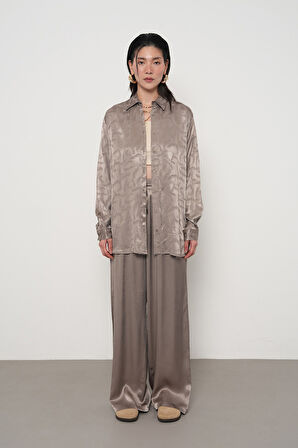 KADIN DESENLİ GRİ RENK OVERSİZE GÖMLEK