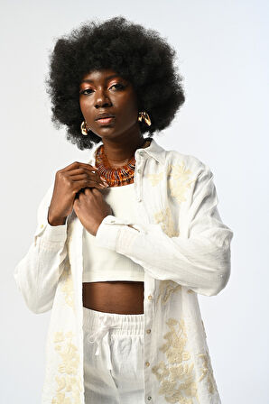 KADIN ÖNÜ NAKIŞ VE PUL İŞLEMELİ BEYAZ %100 KETEN OVERSİZE KESİM GÖMLEK