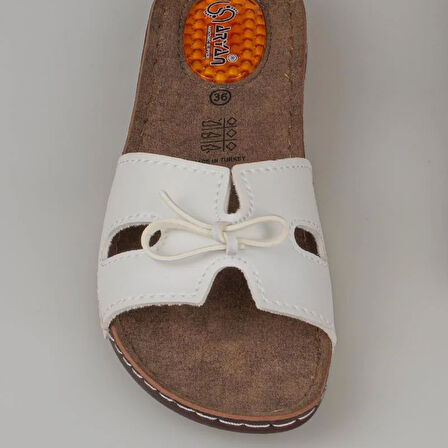 Trend Adımlar Beyaz Kadın Jel Tabanlı Düz Fiyonklu Terlik 11-367