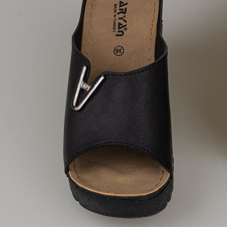 Trend Adımlar Siyah Kadın Dolgu Topuk Taş Detaylı Terlik 26-893