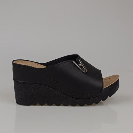 Trend Adımlar Siyah Kadın Dolgu Topuk Taş Detaylı Terlik 26-893