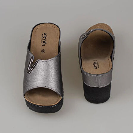 Trend Adımlar Platin Kadın Dolgu Topuk Taş Detaylı Terlik 26-893