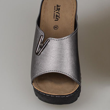 Trend Adımlar Platin Kadın Dolgu Topuk Taş Detaylı Terlik 26-893