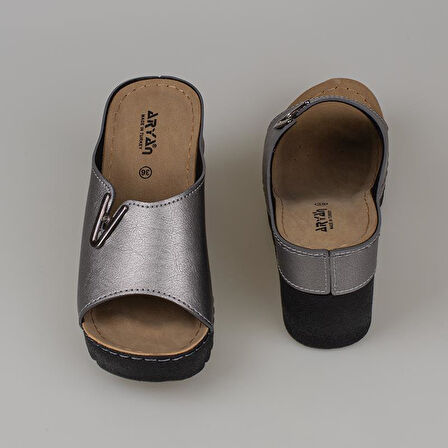 Trend Adımlar Platin Kadın Dolgu Topuk Taş Detaylı Terlik 26-893