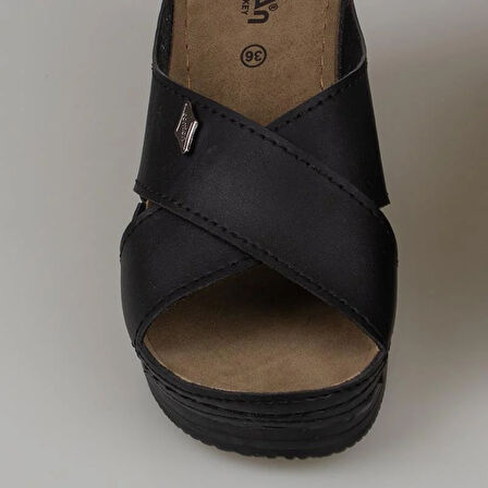 Trend Adımlar Siyah Kadın Dolgu Topuk Çapraz Şerit Terlik 19-178