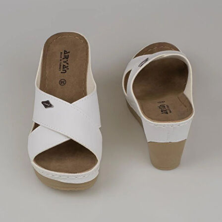 Trend Adımlar Beyaz Kadın Dolgu Topuk Çapraz Şerit Terlik 19-178