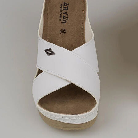 Trend Adımlar Beyaz Kadın Dolgu Topuk Çapraz Şerit Terlik 19-178