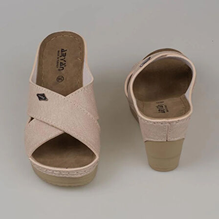 Trend Adımlar Krem Kadın Dolgu Topuk Çapraz Şerit Terlik 19-178