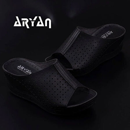 Trend Adımlar Siyah Dolgu Topuk Delikli Kadın Terlik 04-024