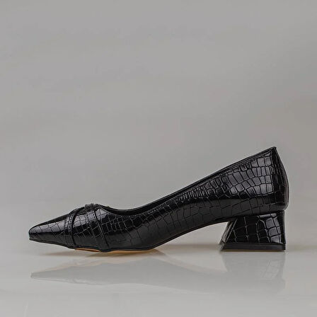 Trend Adımlar Siyah Sivri Burun Rugan Kadın Klasik Ayakkabı