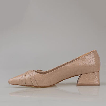 Trend Adımlar Krem Sivri Burun Rugan Kadın Klasik Ayakkabı