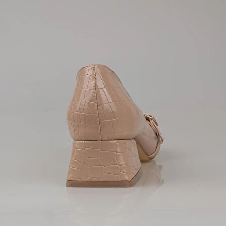 Trend Adımlar Krem Sivri Burun Rugan Kadın Klasik Ayakkabı