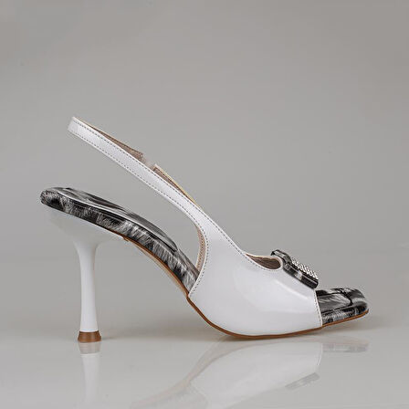 Trend Adımlar Beyaz Rugan Burnu Açık Leopar Taşlı Klasik Ayakkabı