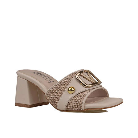 Trend Adımlar Krem Hasır İşlemeli Rugan Kadın Klasik Terlik