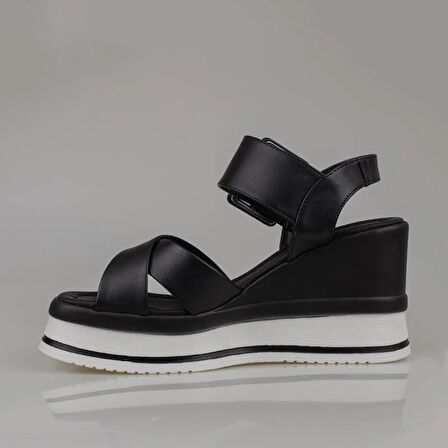 Trend Adımlar Siyah Dolgu Topuk Kemerli Kadın Sandalet