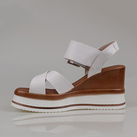 Trend Adımlar Beyaz Dolgu Topuk Kemerli Kadın Sandalet