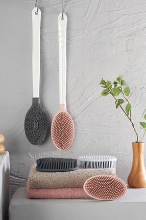 Uzun Saplı Silikon Vücut ve Masaj Fırçası – Banyo Lifi | Ergonomik Saplı, Çift Yüzeyli Duş Fırçası (Renk Stok Durumuna Göre Gönderilir)