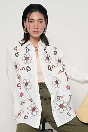 KADIN RENKLİ ÇİÇEK NAKIŞLI EKRU RENK OVERSİZE GÖMLEK