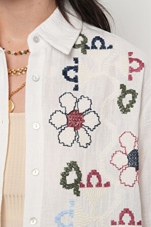 KADIN RENKLİ ÇİÇEK NAKIŞLI EKRU RENK OVERSİZE GÖMLEK