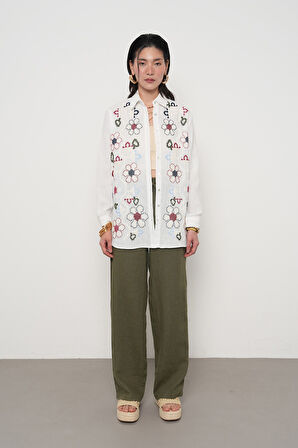 KADIN RENKLİ ÇİÇEK NAKIŞLI EKRU RENK OVERSİZE GÖMLEK