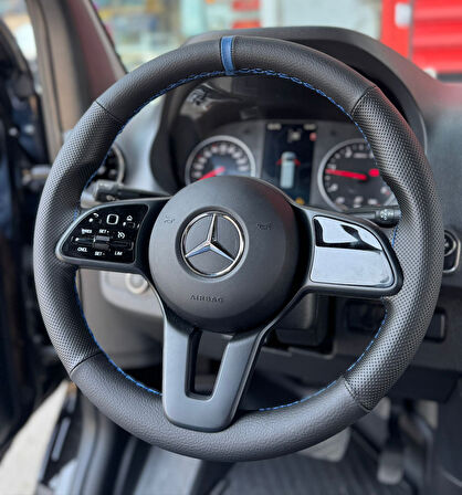 DİKİŞLİ DİREKSİYON KILIFI NOKTA DERİ SİYAH DERİ MAVİ YÜZÜK DİKİŞLİ MERCEDES SPRİNTER İÇİN
