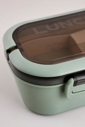Busstier 1200 ml 2 Katlı 6 Bölmeli BPA'sız PP Plastik Sefer Tası ve Beslenme Çantası - Hava Kilitli Bento Lunch Box, Çatal ve Kaşık Dahil (Yeşil)