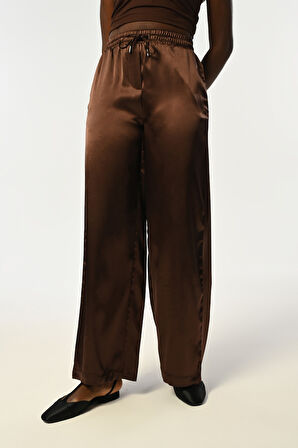 KADIN BELİ LASTİKLİ BOL PAÇA KAHVERENGİ RENK DÜZ SATEN PANTOLON