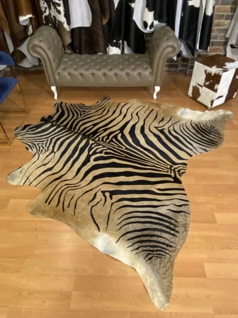 HAKİKİ DERİ DANA POSTU KAHVE ZEBRA BASKILI 230 x 220 cm - 2261101000013