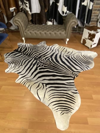 HAKİKİ DERİ DANA POSTU BEYAZ ZEBRA BASKILI 210 x 230 cm - 2261201000050