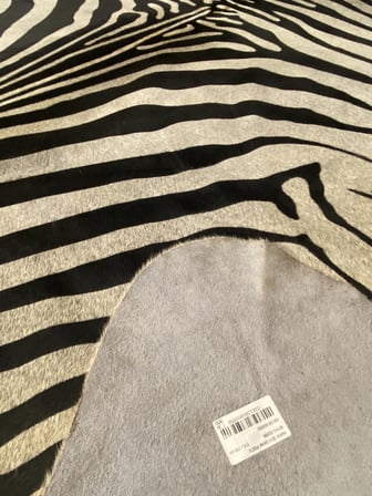 HAKİKİ DERİ DANA POSTU BEYAZ ZEBRA BASKILI 210 x 230 cm - 2261201000050