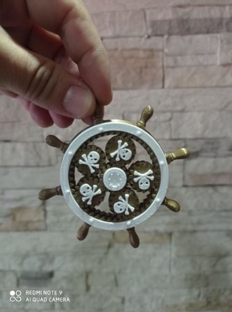 Korsan Dümeni stres çarkı ortada ki bütün mekanizma dönmektedir.