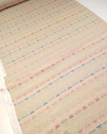 Sütlü Kahve Üzeri Pembe Mavi Etnik Desen Yumuşak Esnek İnterlok Örme Kumaş Hırkalık & Elbiselik 150x250cm