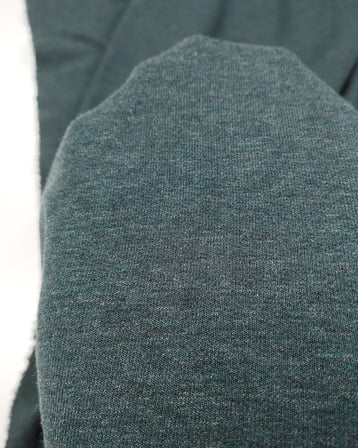 Koyu Zümrüt Yeşili Renkte Bir Yüzü Havlı Diagonel Geçişli Yumuşak İnterlok Örme Kumaş Hırkalık & Elbiselik En: 140cm