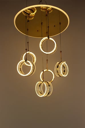 Gold Çemberli Seri Kelebekli Simli Kristal 6li 3 Renk Led Avize