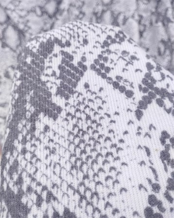 İnterlok Triko Üzeri Gri Beyaz Krokodil Desen Örme Düzgün Duruşlu Gövdeli Kumaş Hırkalık & Kazaklık En: 150cm