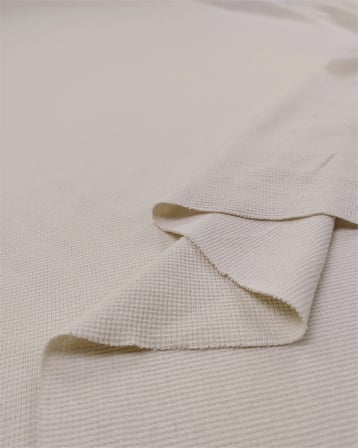 Bej İle Uçuk Yeşil Arası Renkte Örgsğnden Minik Kare Kare Desenli İnce Yumuşak Hayli Esnek Örme Kumaş Elbiselik & Bluzluk En: 150cm