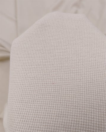 Bej İle Uçuk Yeşil Arası Renkte Örgsğnden Minik Kare Kare Desenli İnce Yumuşak Hayli Esnek Örme Kumaş Elbiselik & Bluzluk En: 150cm