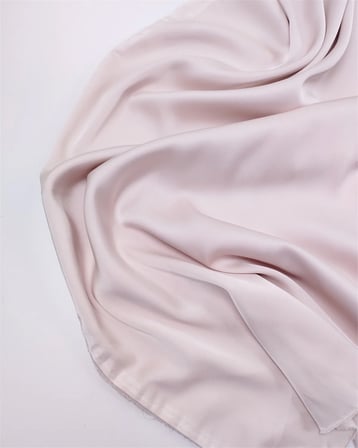 Uçuk Pudra Pembe Renkte İncecik Tiril Tiril Saten Dokuma Kumaş Elbiselik & Eteklik En: 150cm