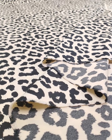 Krem Siyah Renklerde Leopar Desen Dökümlü Gövdeli Mat Saten Kumaş Elbiselik & Eteklik 150x280cm